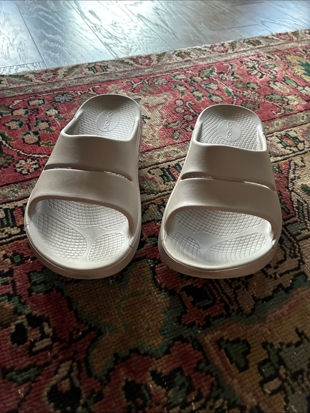 OOFOS Women's White Dual-Strap Recovery Slide Sandals